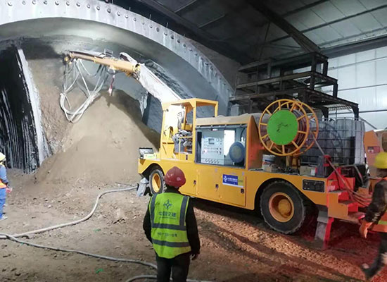 中交一公局工程底盤混凝土濕噴臺車施工現場（2）